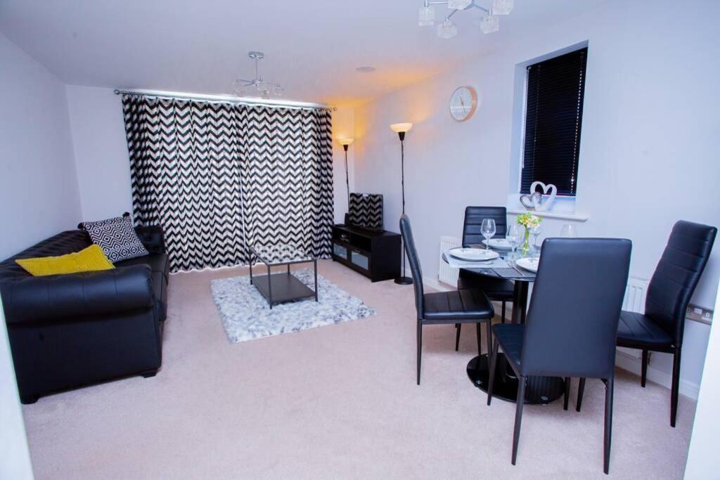 Mills Apartment - Two Bedroom En-Suite Apartment ノーザンプトン エクステリア 写真